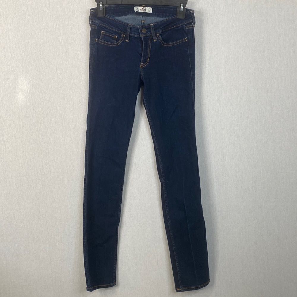 Hollister Women’s Size 1R, Waist 25, Length 32 Skinny Jeans. Great Condition.